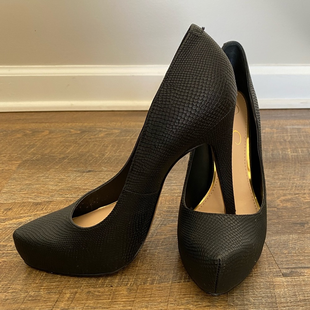 Jessica Simpson black pumps